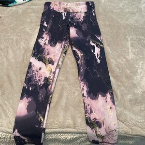 Old Navy Active purple & pink marbled leggings. Size M (8).